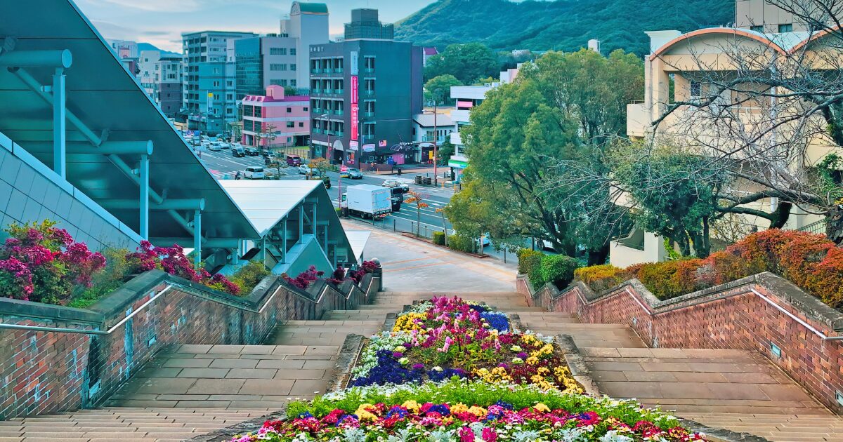 色鮮やかな花壇が彩る長崎のオランダ坂