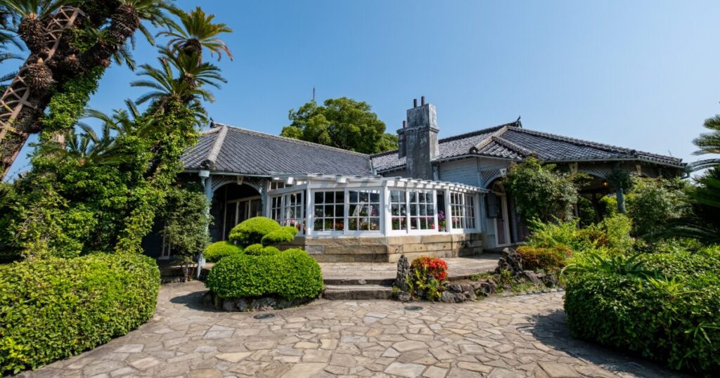 グラバー園に建つ歴史的な洋館と美しい庭園