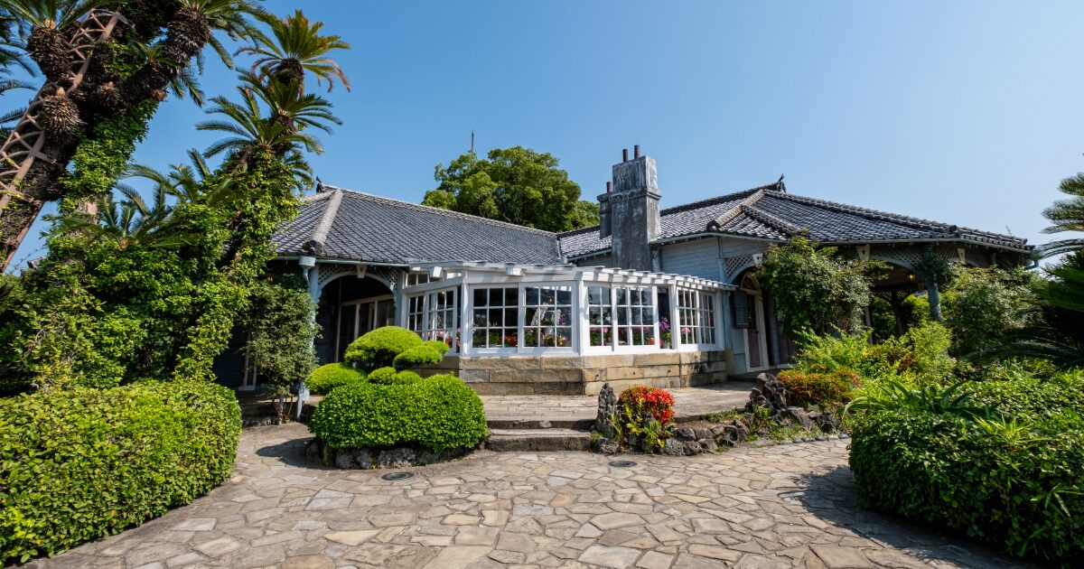 グラバー園に建つ歴史的な洋館と美しい庭園