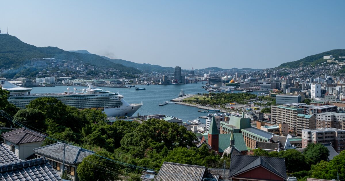 大型客船が停泊する長崎港の絶景パノラマ