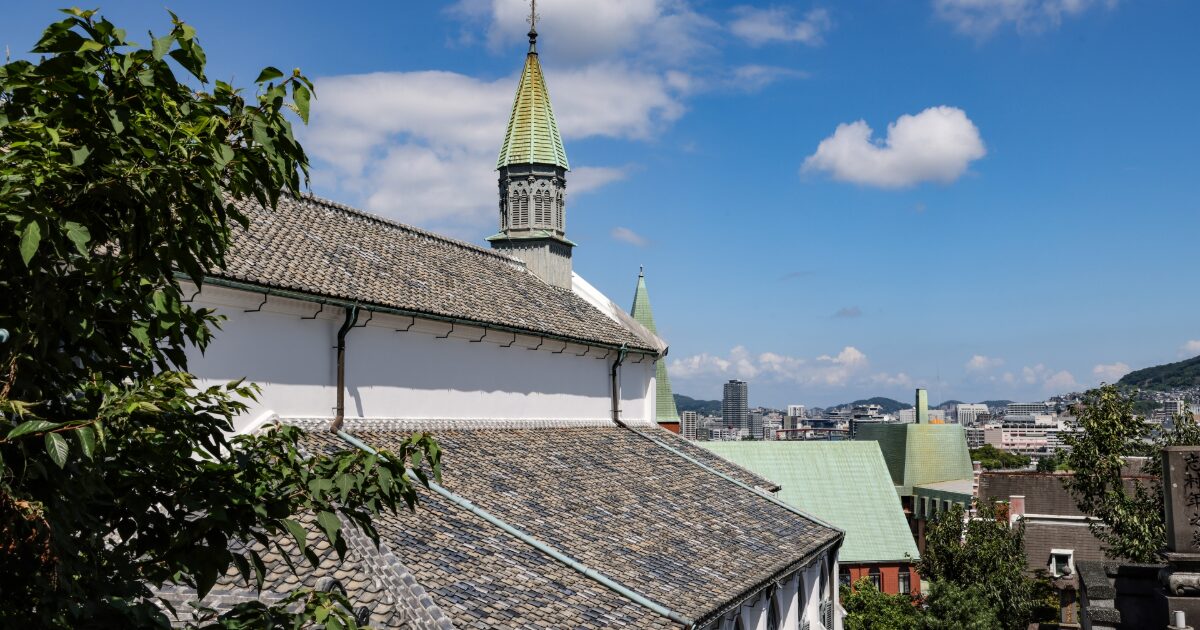国宝大浦天主堂と長崎市街を望む風景