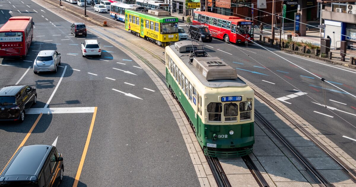 長崎市内を走るレトロな路面電車の風景