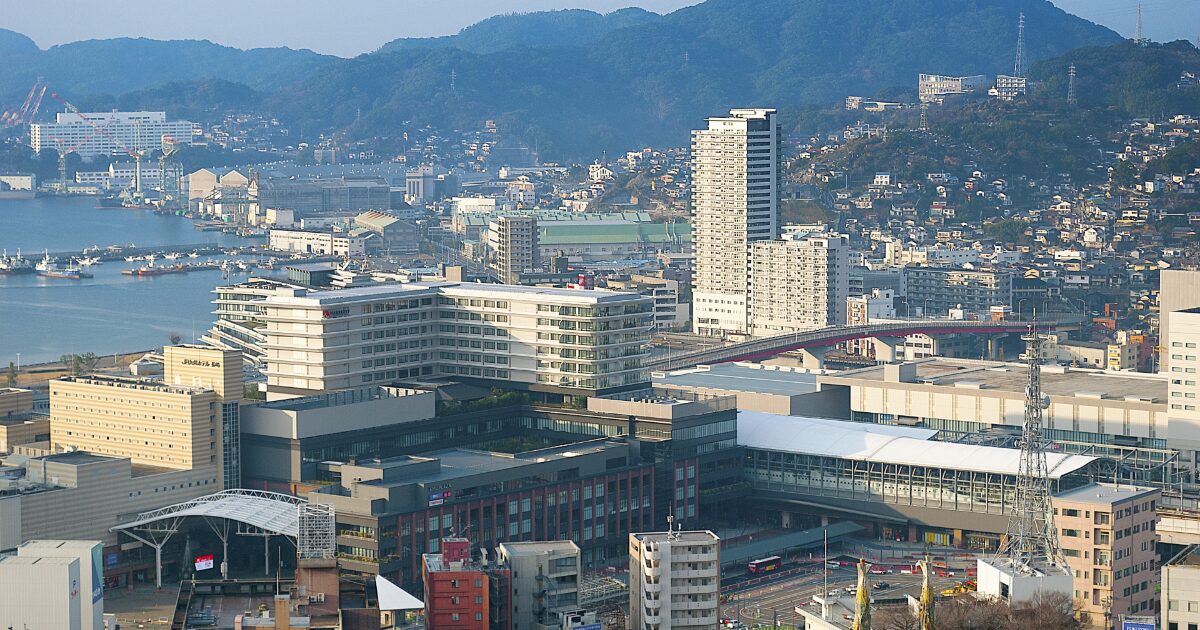 長崎駅周辺と港を望む都市パノラマ