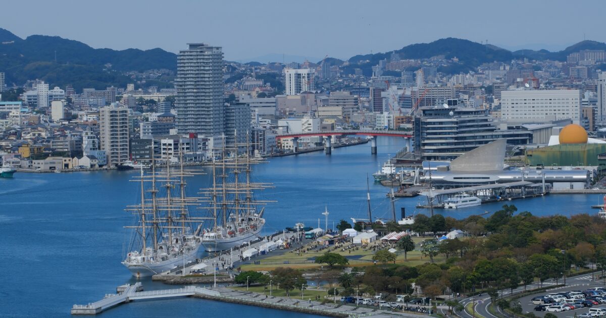 帆船が停泊する長崎港とベイエリアの街並み