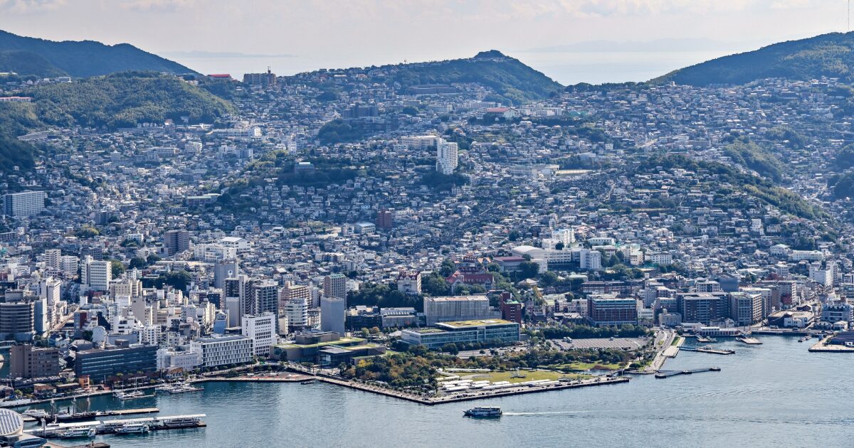 長崎港と山々に囲まれた市街地の絶景