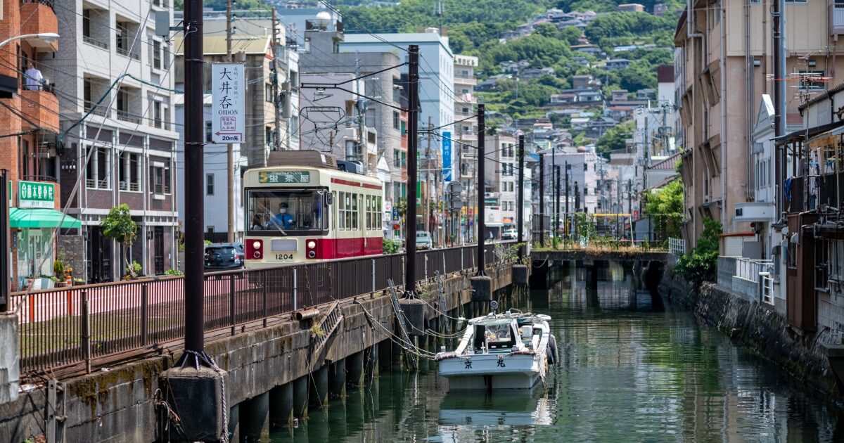 長崎市内の運河沿いを走る路面電車