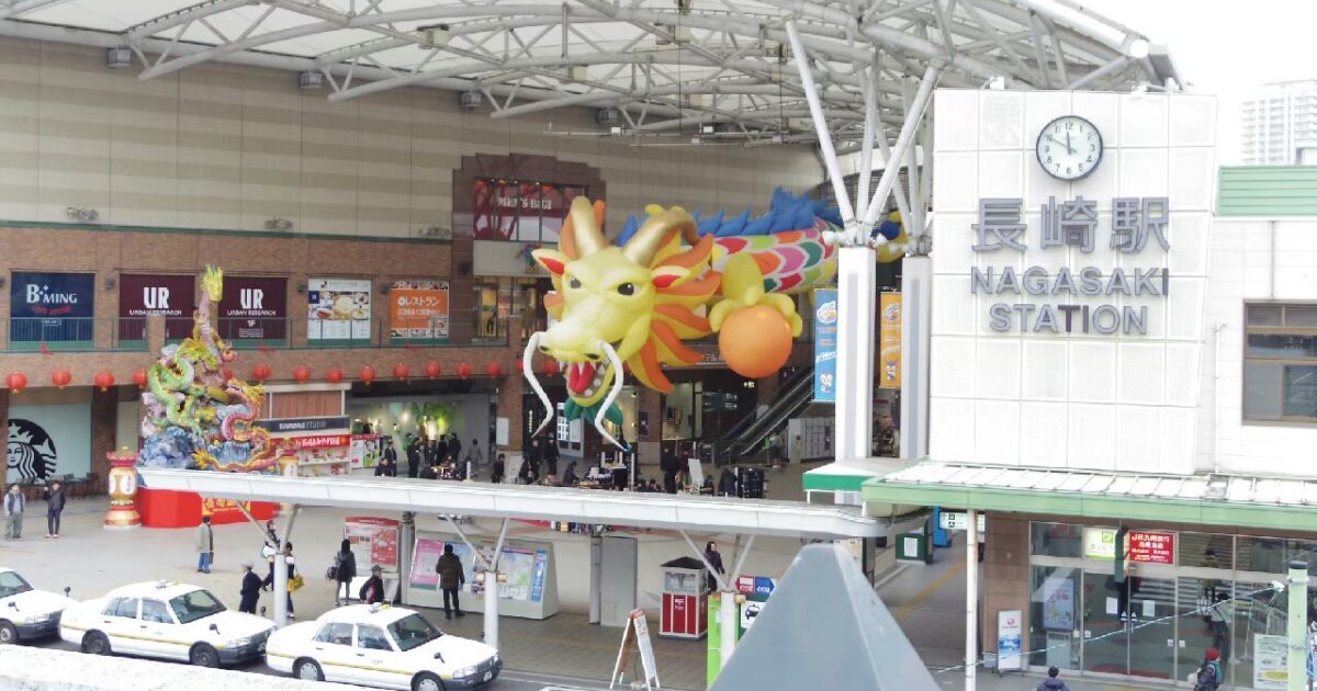 長崎駅前に展示された華やかな龍のオブジェ