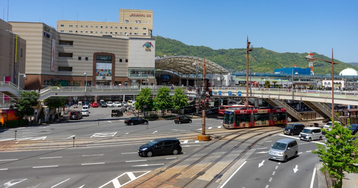 長崎駅前の路面電車が行き交う交通風景