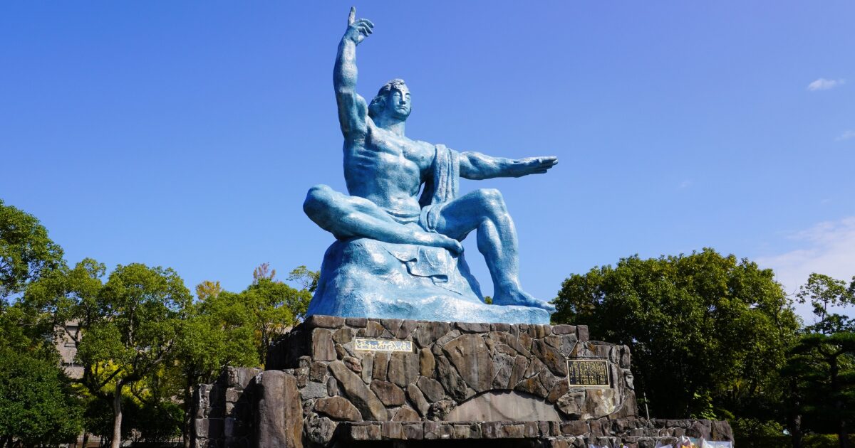 長崎平和公園に立つ平和祈念像
