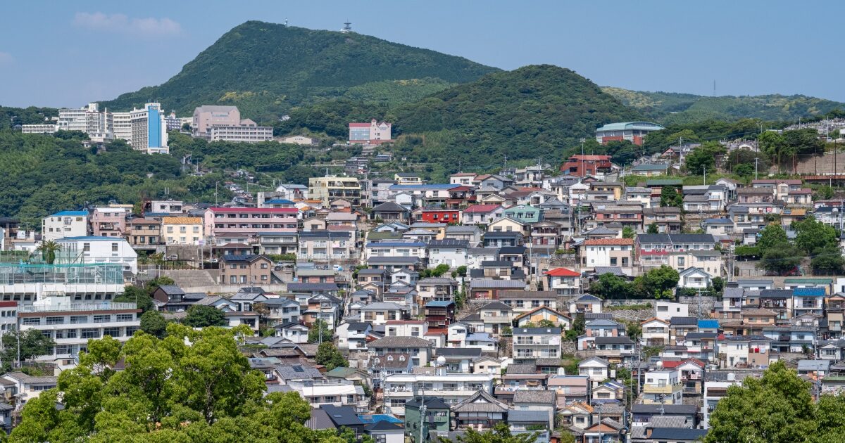 山々に囲まれた長崎市街地のパノラマ風景