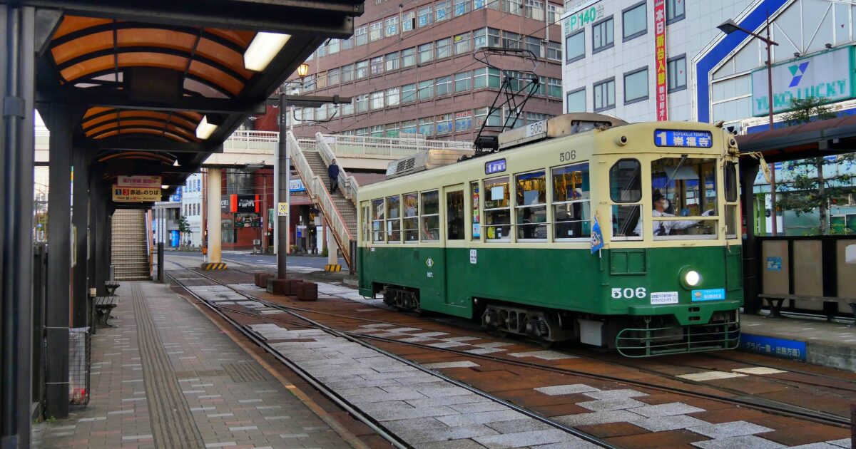 長崎市内を走るレトロな路面電車と停留所