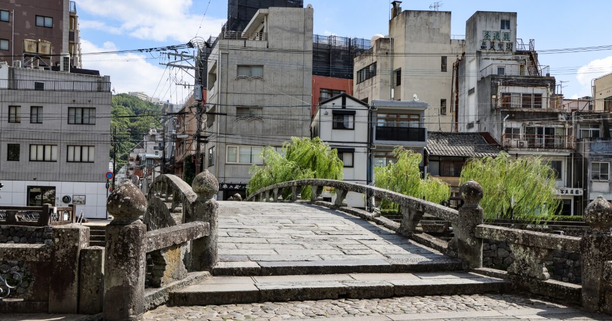 長崎名所眼鏡橋と歴史ある石造りの風景
