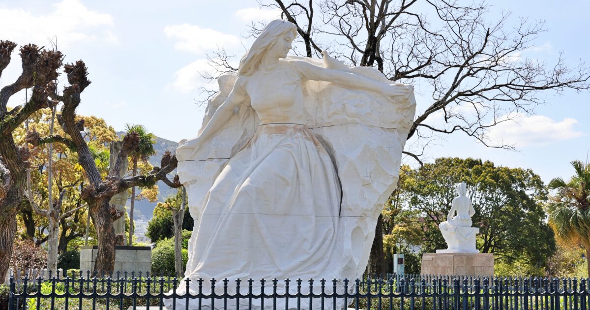 長崎平和公園にある白い女性像のモニュメント