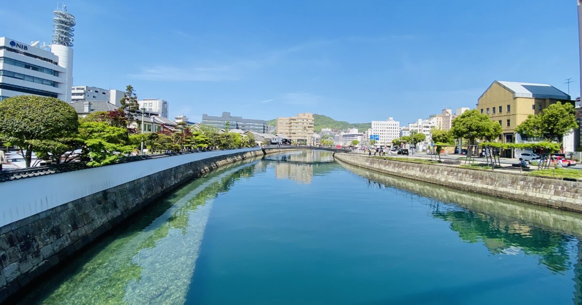 長崎出島周辺に広がる静かな運河の風景