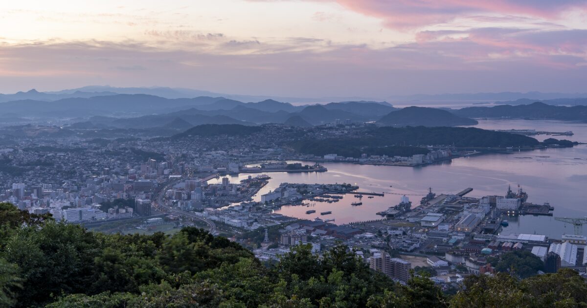 長崎県佐世保市の港と市街地を望む夕景パノラマ
