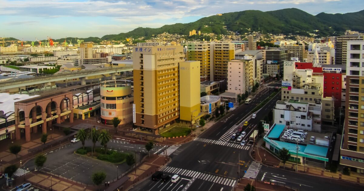 長崎市中心部の市街地と山並みを望む都市風景