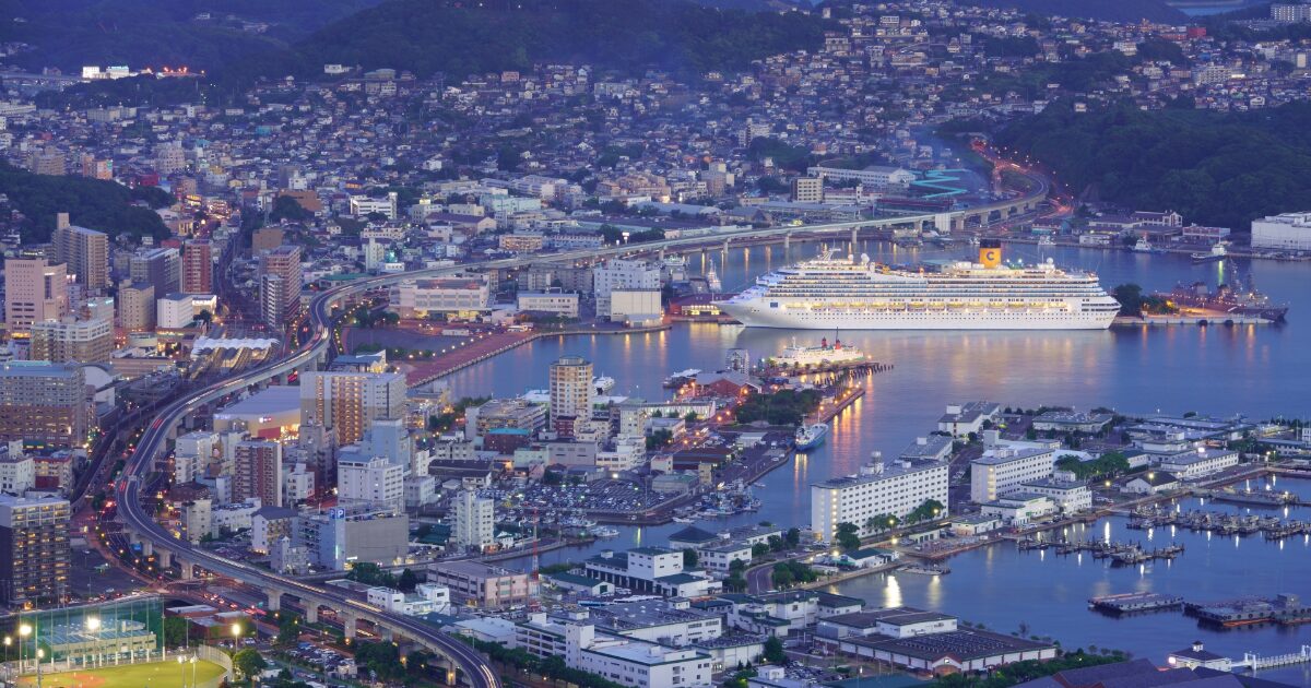 長崎港に停泊する大型クルーズ船と夜景パノラマ