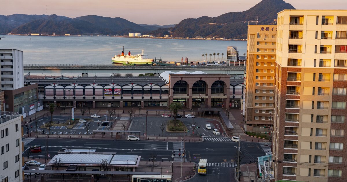 佐世保港を望むJR佐世保駅周辺の夕景