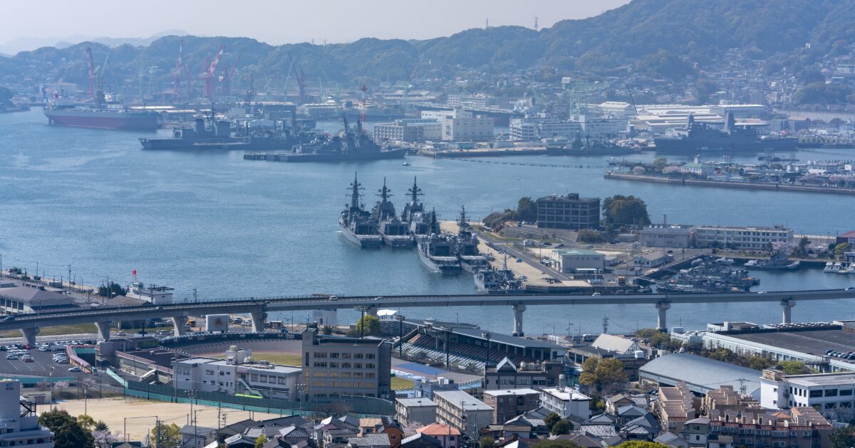佐世保港に停泊する自衛艦と造船所のある港湾風景