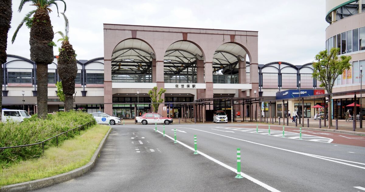 JR佐世保駅正面外観と駅前ロータリーの風景