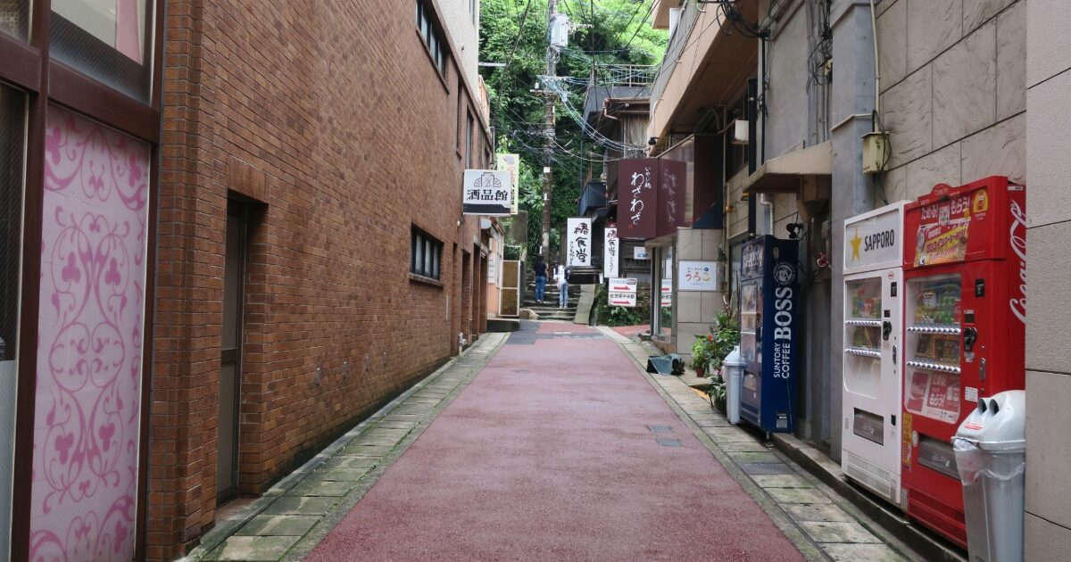 佐世保市中心部の飲食店が並ぶ路地裏の風景
