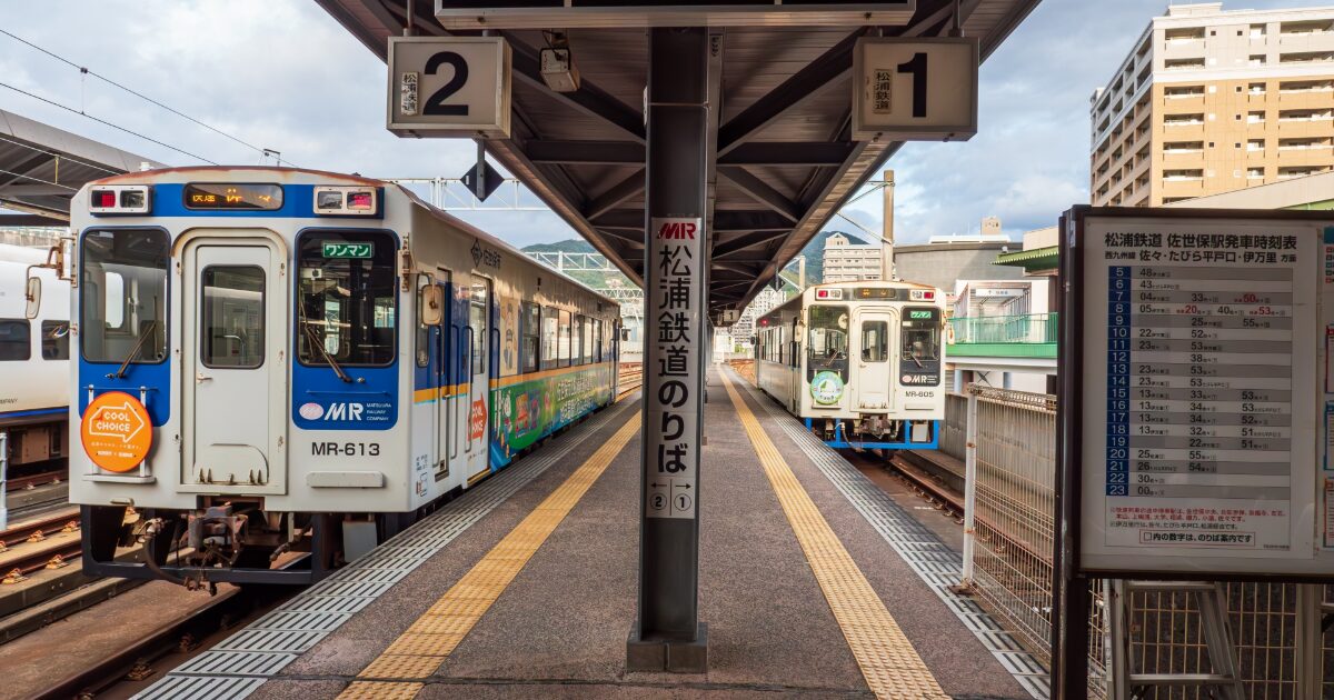 松浦鉄道佐世保中央駅ホームに停車する列車