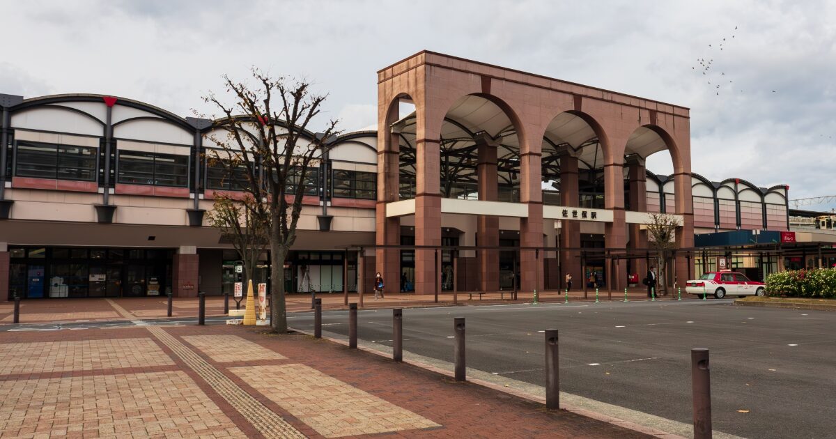 JR佐世保駅正面外観と駅前広場の風景