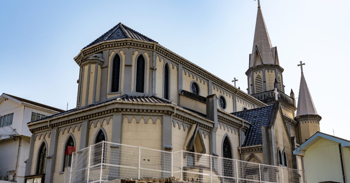 ゴシック様式の尖塔が美しい歴史的カトリック教会