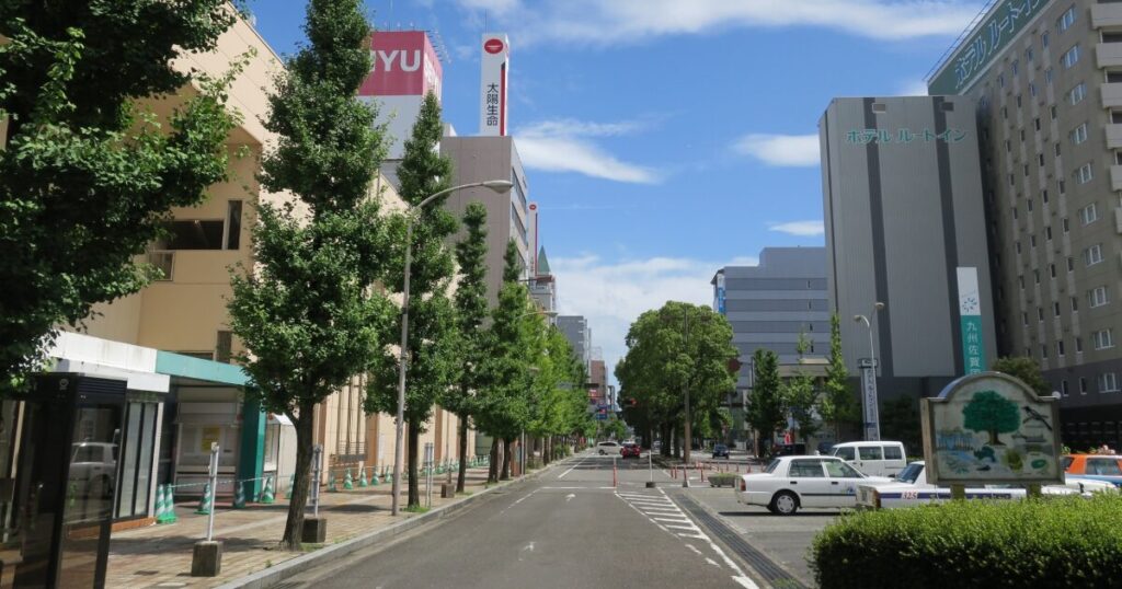 佐世保市中心部の並木道とホテルが立ち並ぶ街並み