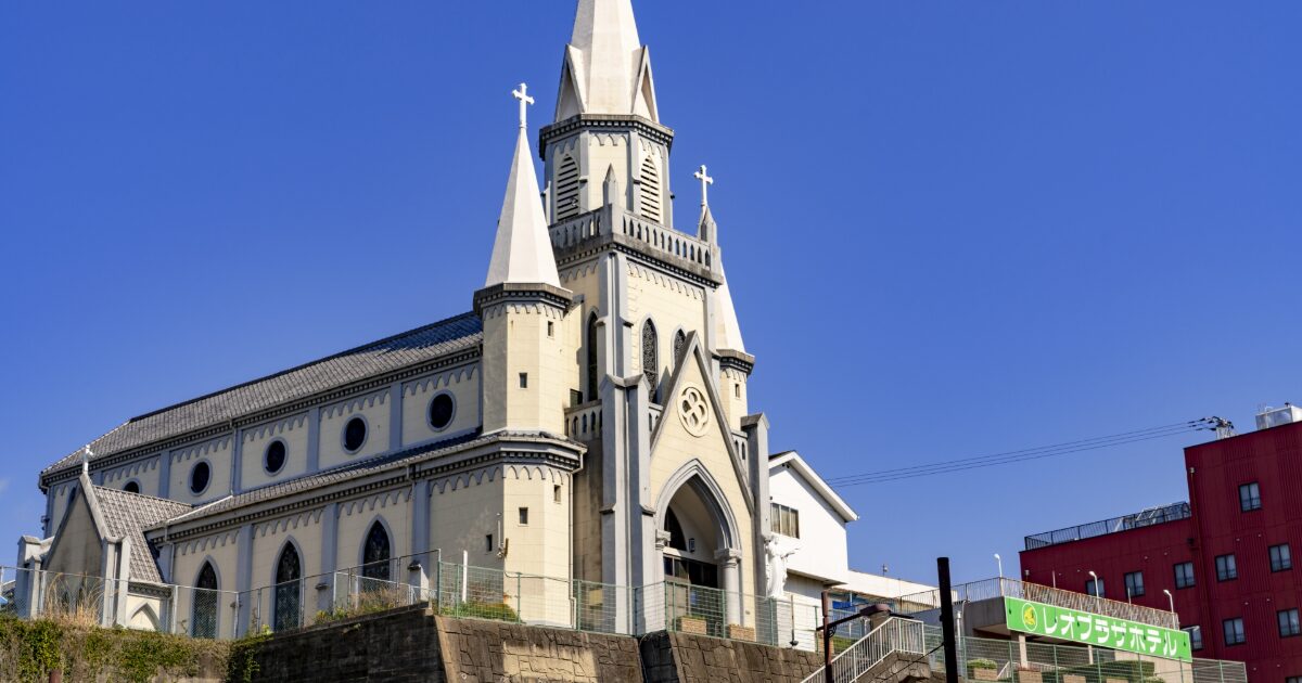 佐世保三浦町カトリック教会の美しいゴシック様式の外観