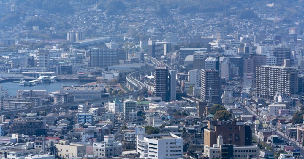 高架道路が走る佐世保市中心部の都市景観