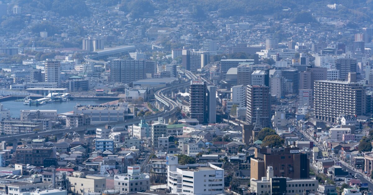高架道路が走る佐世保市中心部の都市景観
