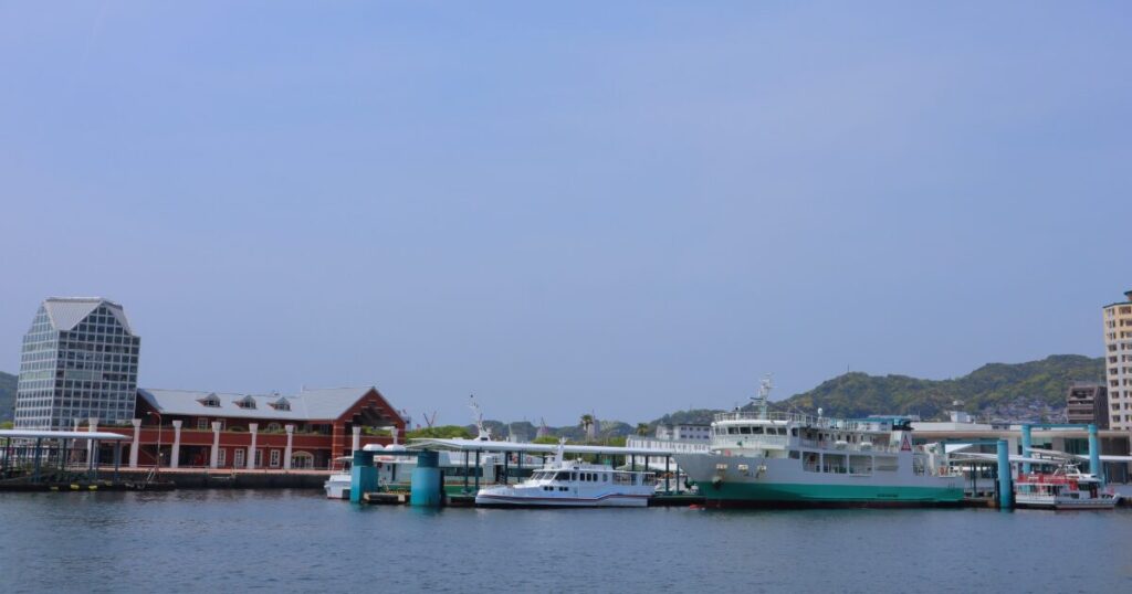 長崎県佐世保港に停泊するフェリーとウォーターフロントの風景