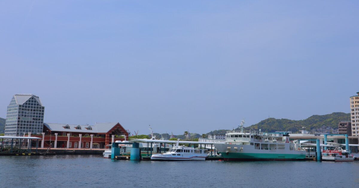 長崎県佐世保港に停泊するフェリーとウォーターフロントの風景