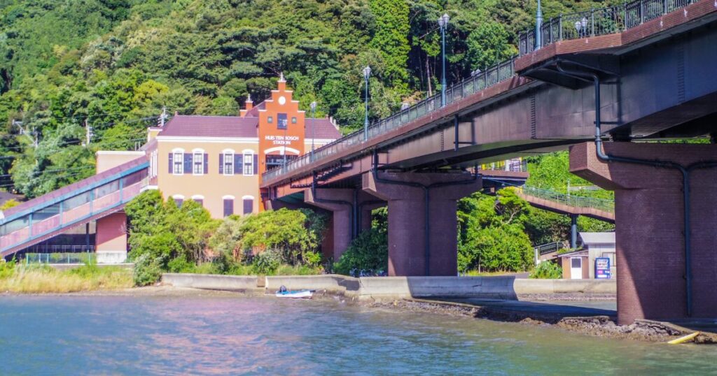 ハウステンボス駅と運河に架かる高架歩道の風景