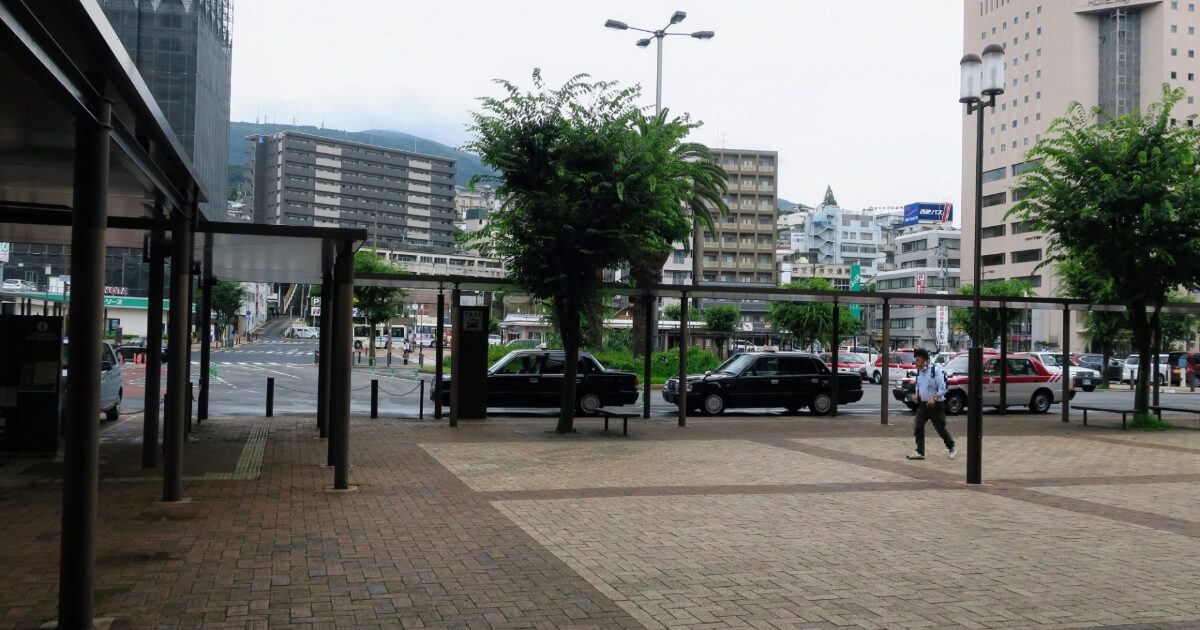 JR佐世保駅前のタクシー乗り場と駅前広場の風景