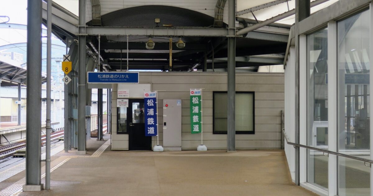 JR佐世保駅構内の松浦鉄道乗り換え案内とホーム入口