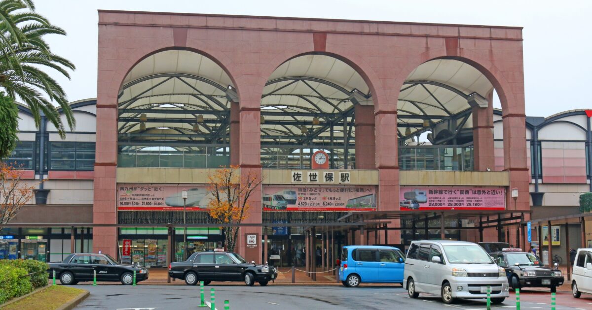 JR佐世保駅正面外観と駅前ロータリーの風景